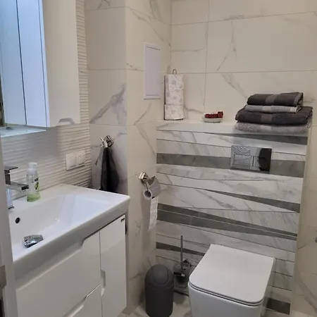 Bayview B32 - 2 Apartment *